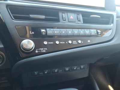 2025 Lexus ES ES 300h Luxury