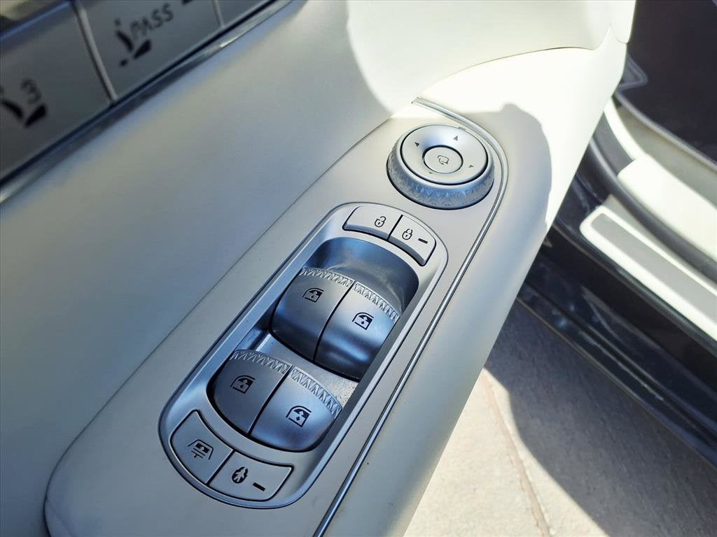 2023 Genesis G90 BASE