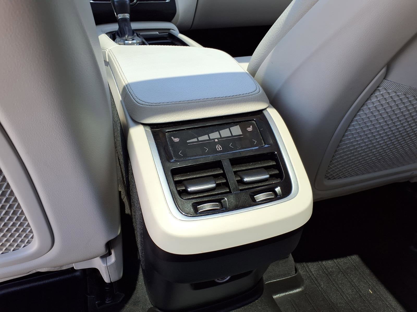 2020 Volvo XC90 T6MOMENTUM