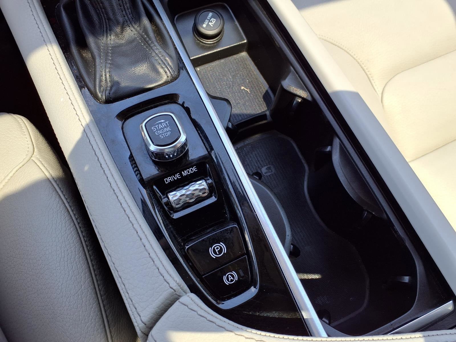 2020 Volvo XC90 T6MOMENTUM