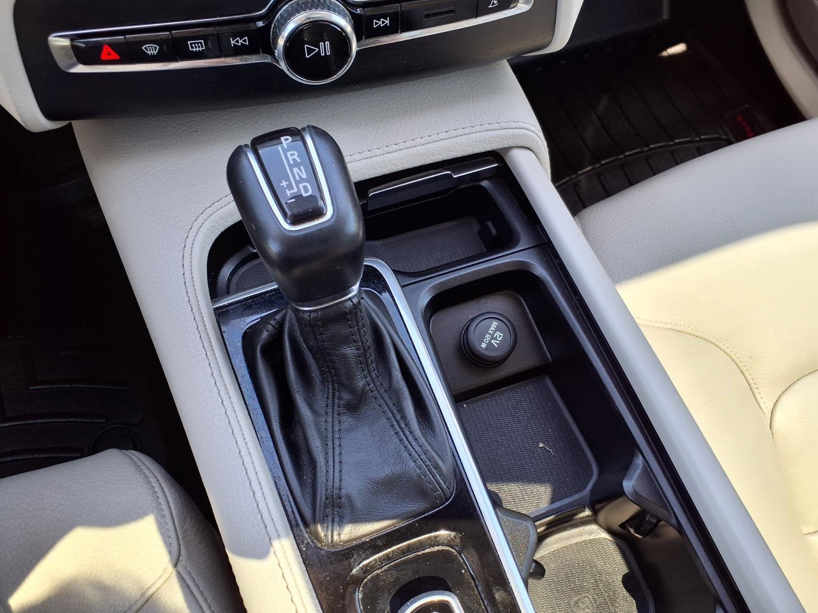 2020 Volvo XC90 T6MOMENTUM